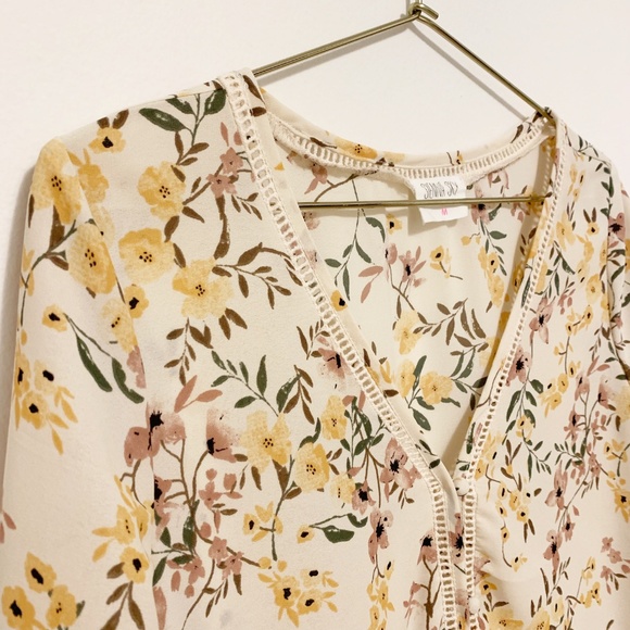 Sienna Sky Ruffle Hem Button V Neck Floral Blouse Medium - Picture 2 of 7